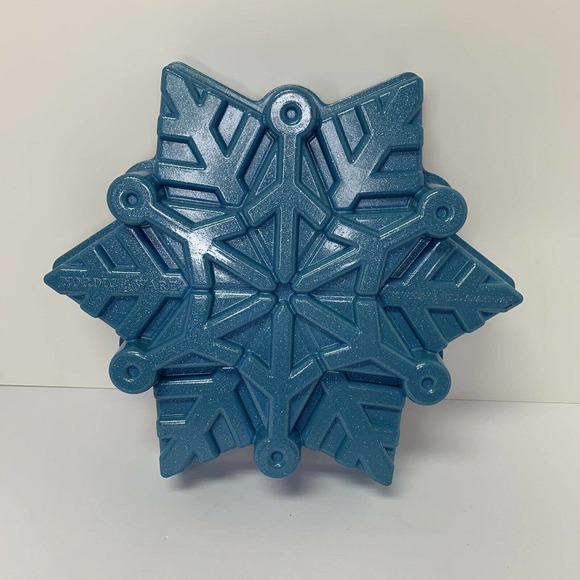 Nordic Ware Disney Frozen 2 Cast Snowflake Pull Apart Bundt Cake Pan 6 cups - Picture 2 of 12